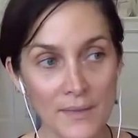 Carrie-Anne Moss Çıplak