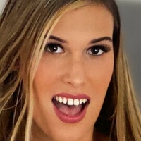 Ella Vatrap Çıplak