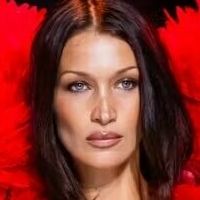 Isabella Hadid Çıplak