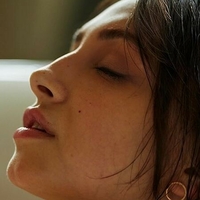 Olivia Linz Çıplak